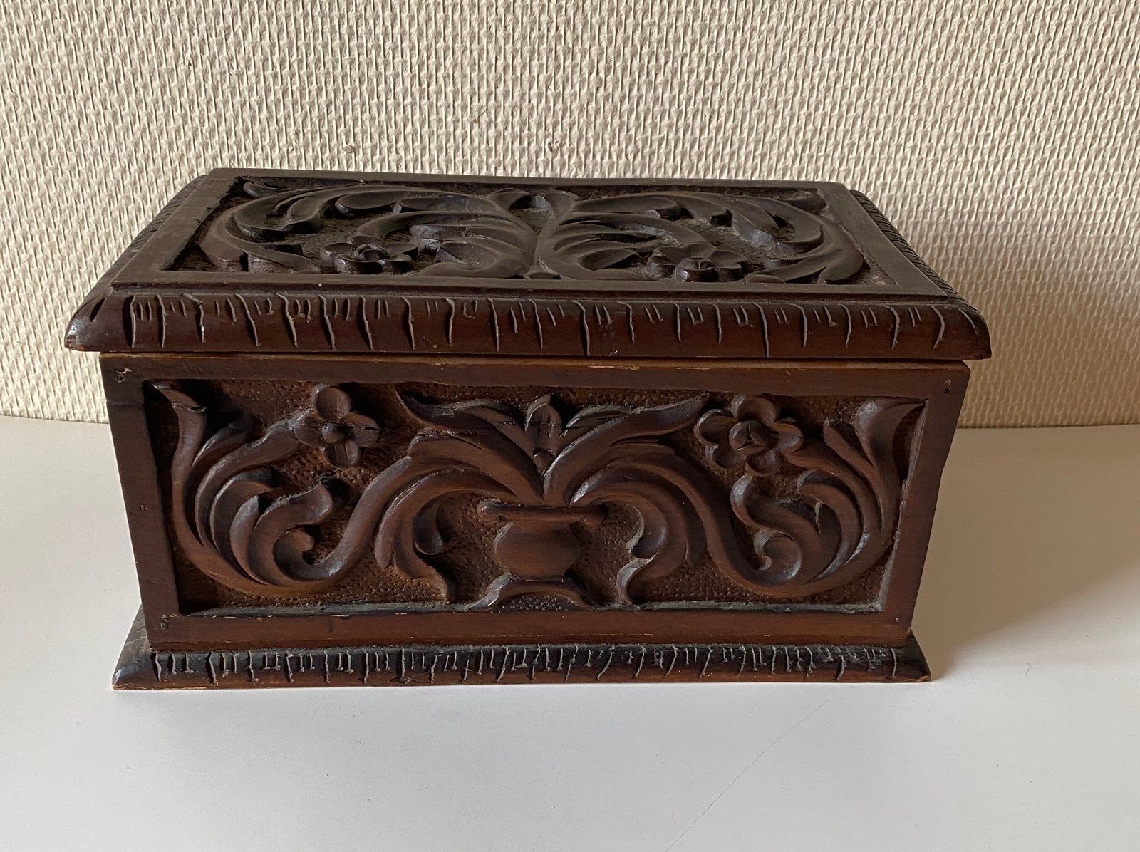 Antiek kistje met houtsnijwerk, waarschijnlijk Indisch, Houtsnijwerk, Ophalen of Verzenden, Handgemaakt, 20 - 50 cm