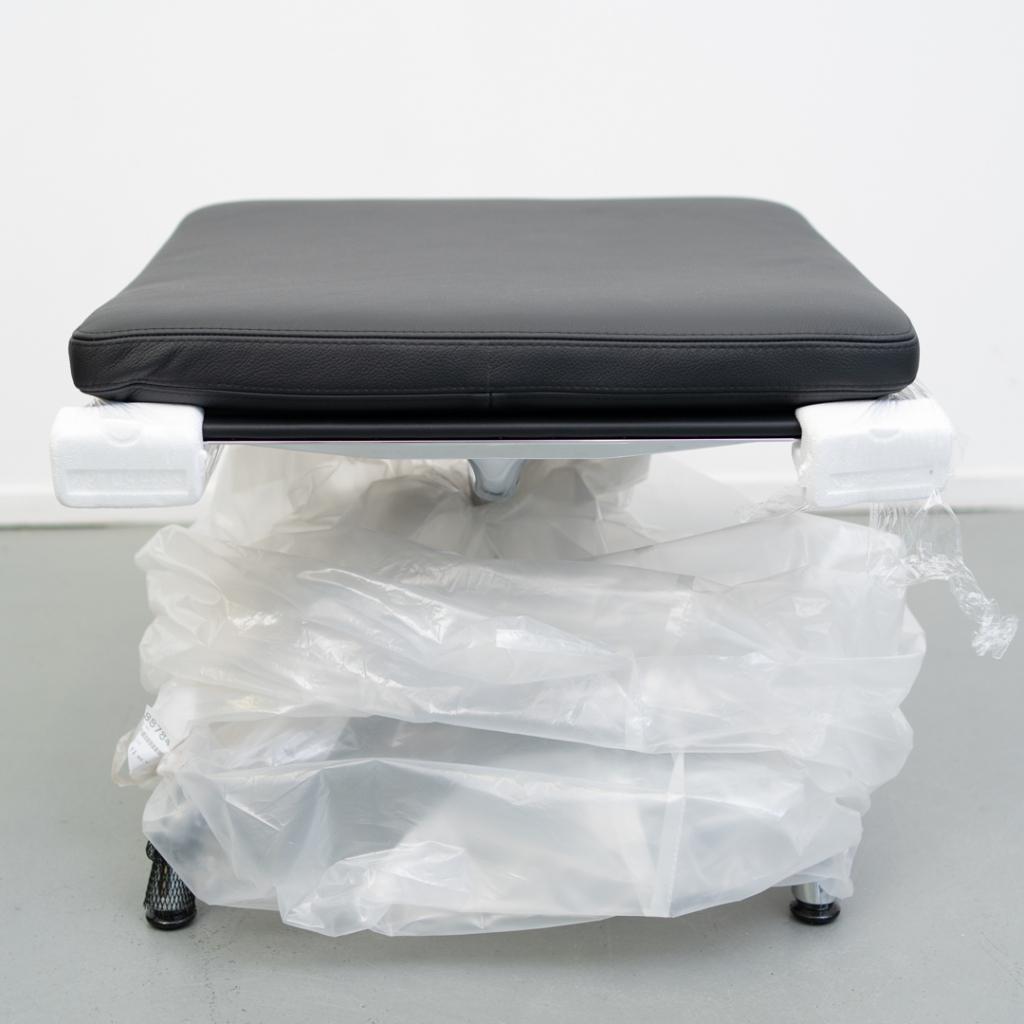 1x Vitra Eames EA 223 Hocker Soft Pad Zwart - Chroom, Niet ingevuld, Minder dan 75 cm, Niet ingevuld, Nieuw