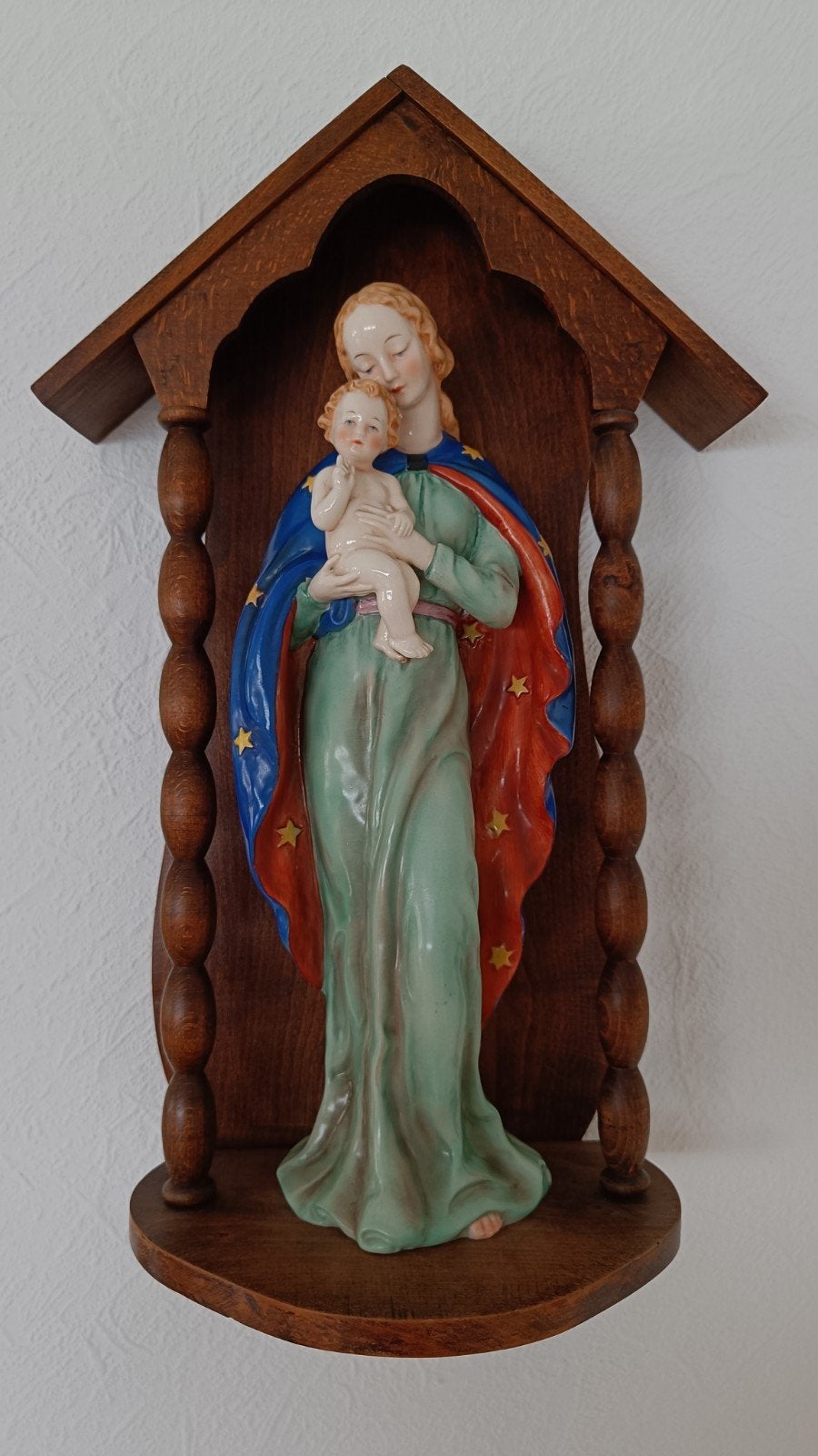 Vintage porseleinen Maria met kind beeld in houten nis., Ophalen of Verzenden