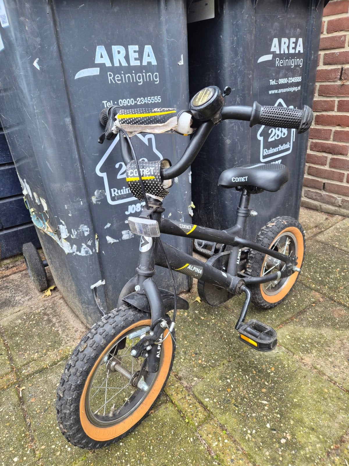 Alpina Comet kinderfiets 12 inch, zwart met oranje, Fietsen en Brommers, Ophalen, Gebruikt, Minder dan 16 inch