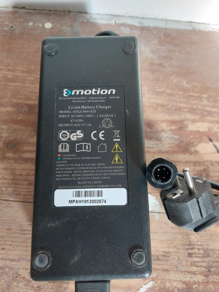E-motion Li-ion Batterijlader 42V 2A (AGLC084V42S), Fietsen en Brommers, Ophalen, Gebruikt
