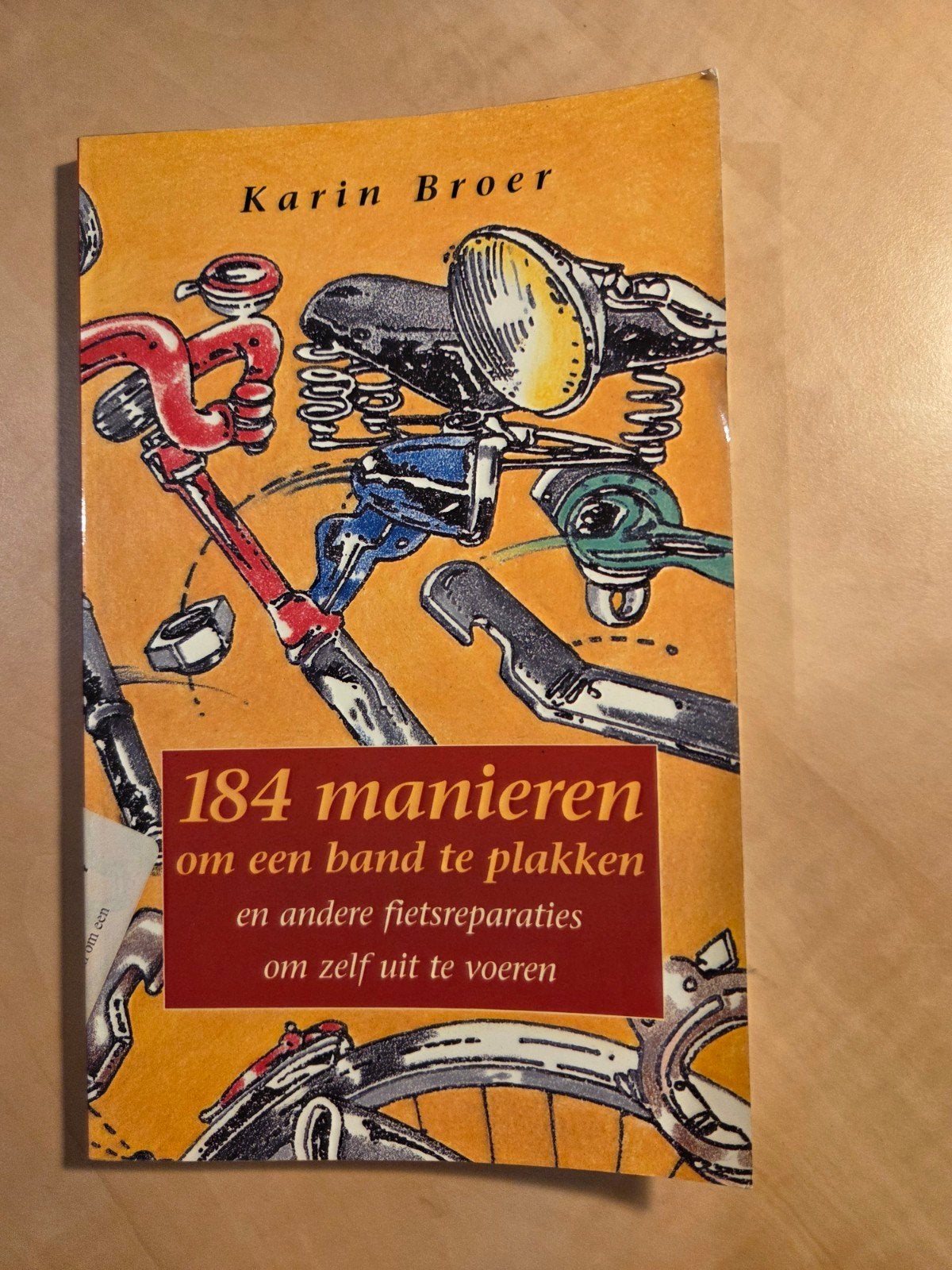 184 manieren om een band te plakken - Karin Broer, Boeken, Ophalen of Verzenden, Gelezen, Overige onderwerpen, Karin Broer
