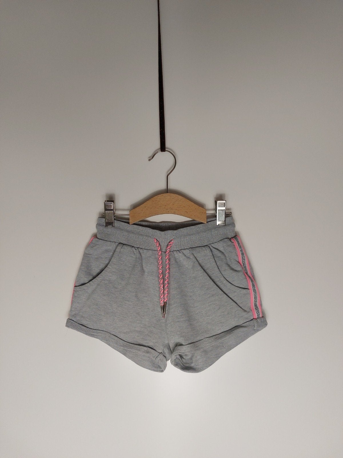 Grijze Hema short maat 110-116 z.g.a.n., Kinderen en Baby's, Kinderkleding | Maat 110, Broek, Meisje, Ophalen of Verzenden, Zo goed als nieuw