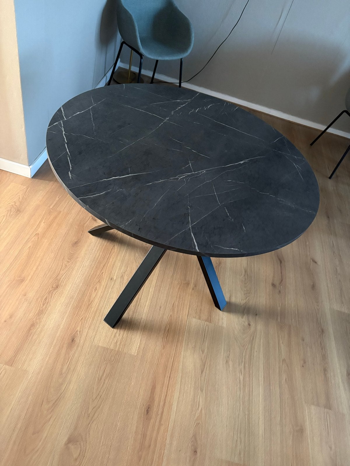 Moderne ovale eettafel met marmerlook blad, 100 tot 150 cm, Ophalen of Verzenden, Zo goed als nieuw, Vier personen