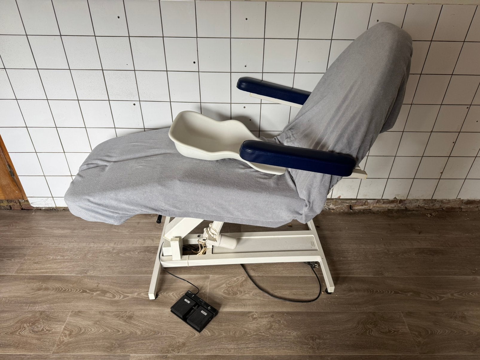 Pedicure stoel elektrisch verstelbaar, Ophalen, Zo goed als nieuw, Massagestoel of Kussen
