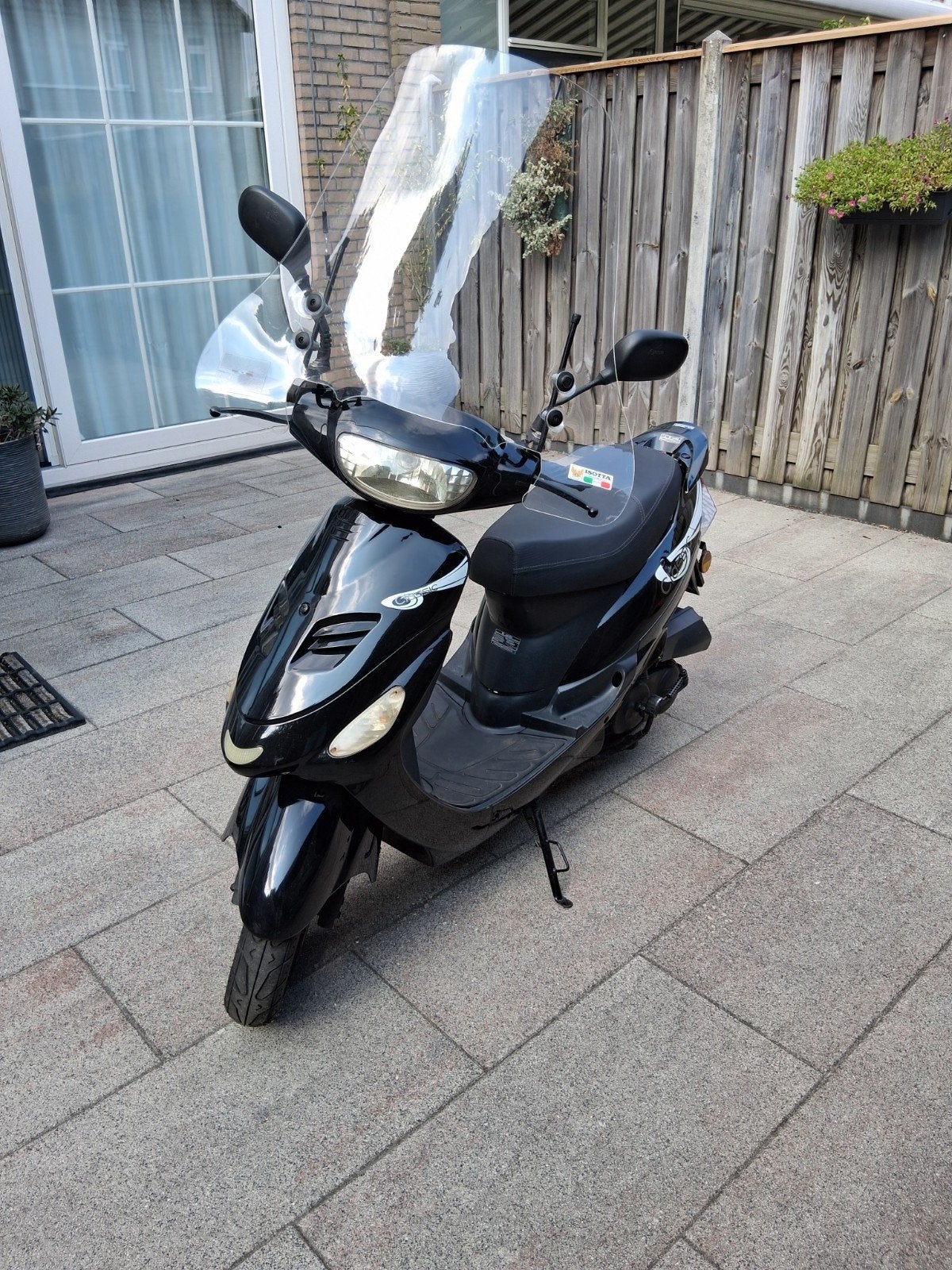 Zwarte Scooter met Windscherm - Goed Onderhouden, Fietsen en Brommers, Ophalen, Gebruikt, Benzine, Overige merken