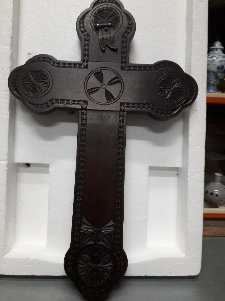 ANTIEK HOUTEN FRIESE KERFSNEDE KRUIS in GOEDE STAAT, Antiek en Kunst, Ophalen of Verzenden
