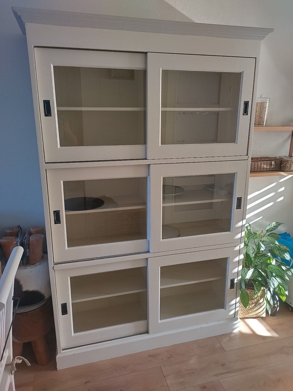 Stijlvolle witte vitrinekast met glazen schuifdeuren, Met deur(en), 100 tot 150 cm, Glas, Ophalen of Verzenden