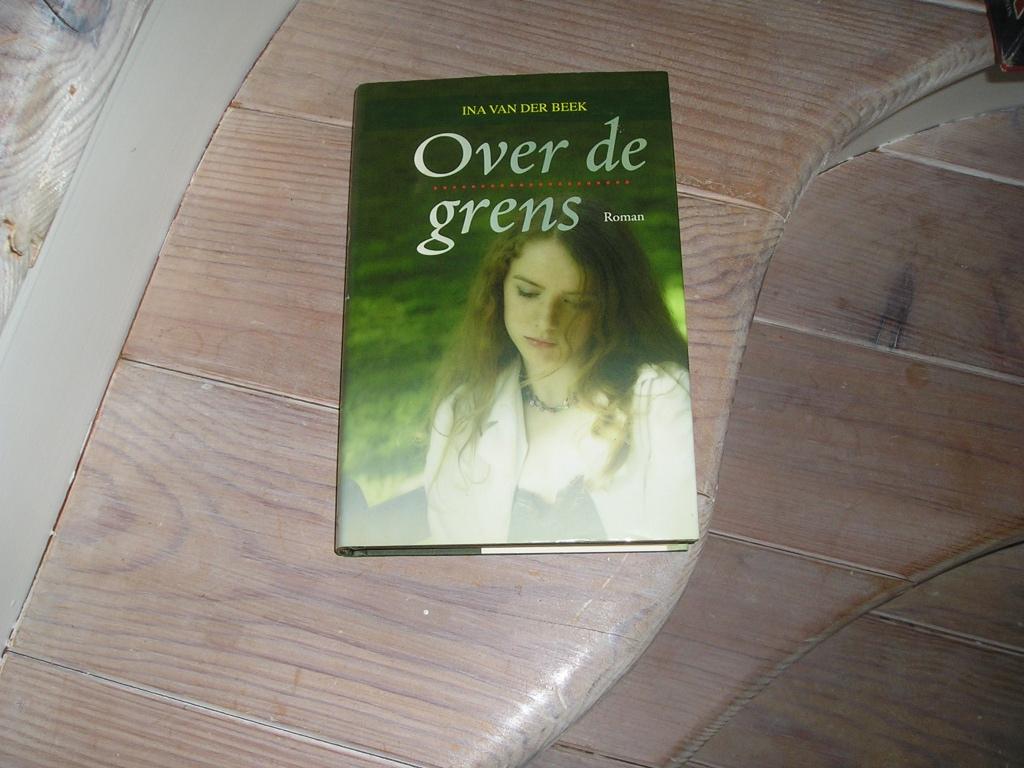 Ina van der Beek - Over de grens, Ophalen of Verzenden, Gelezen, Ina van der Beek, Nederland