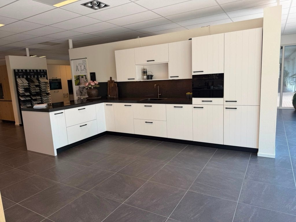 showroomkeuken landelijk keller gelakt met composiet blad, Huis en Inrichting, Ophalen, Nieuw, Crème, Composiet