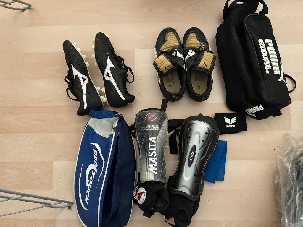 Voetbalschoenen puma en Mizuno en scheenbeschermers, Maat XS of kleiner, Ophalen of Verzenden, Gebruikt, Overige typen