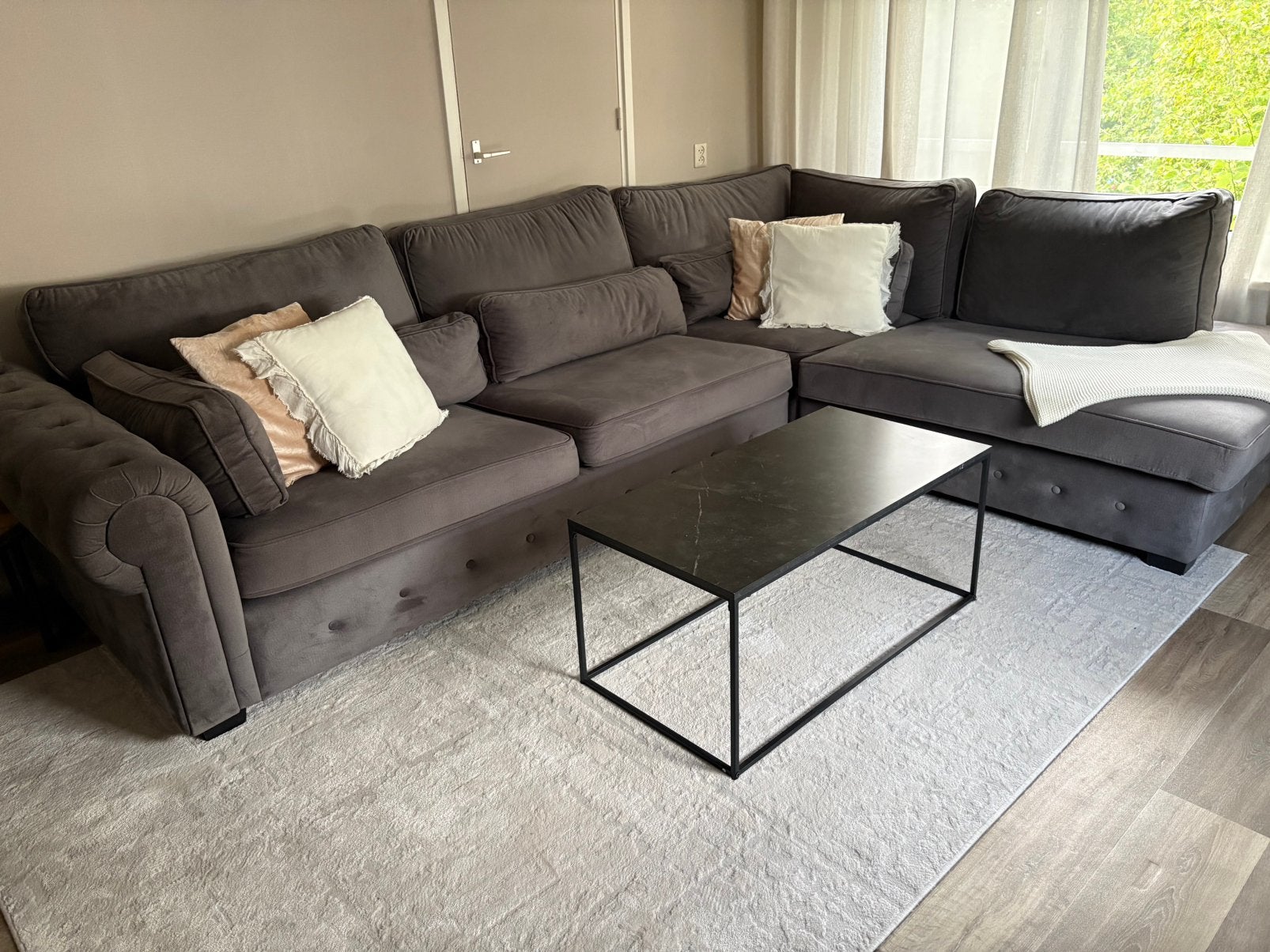 Grote luxe hoekbank donkergrijs 350 cm – nieuwprijs  €1.500, Ophalen, Zo goed als nieuw