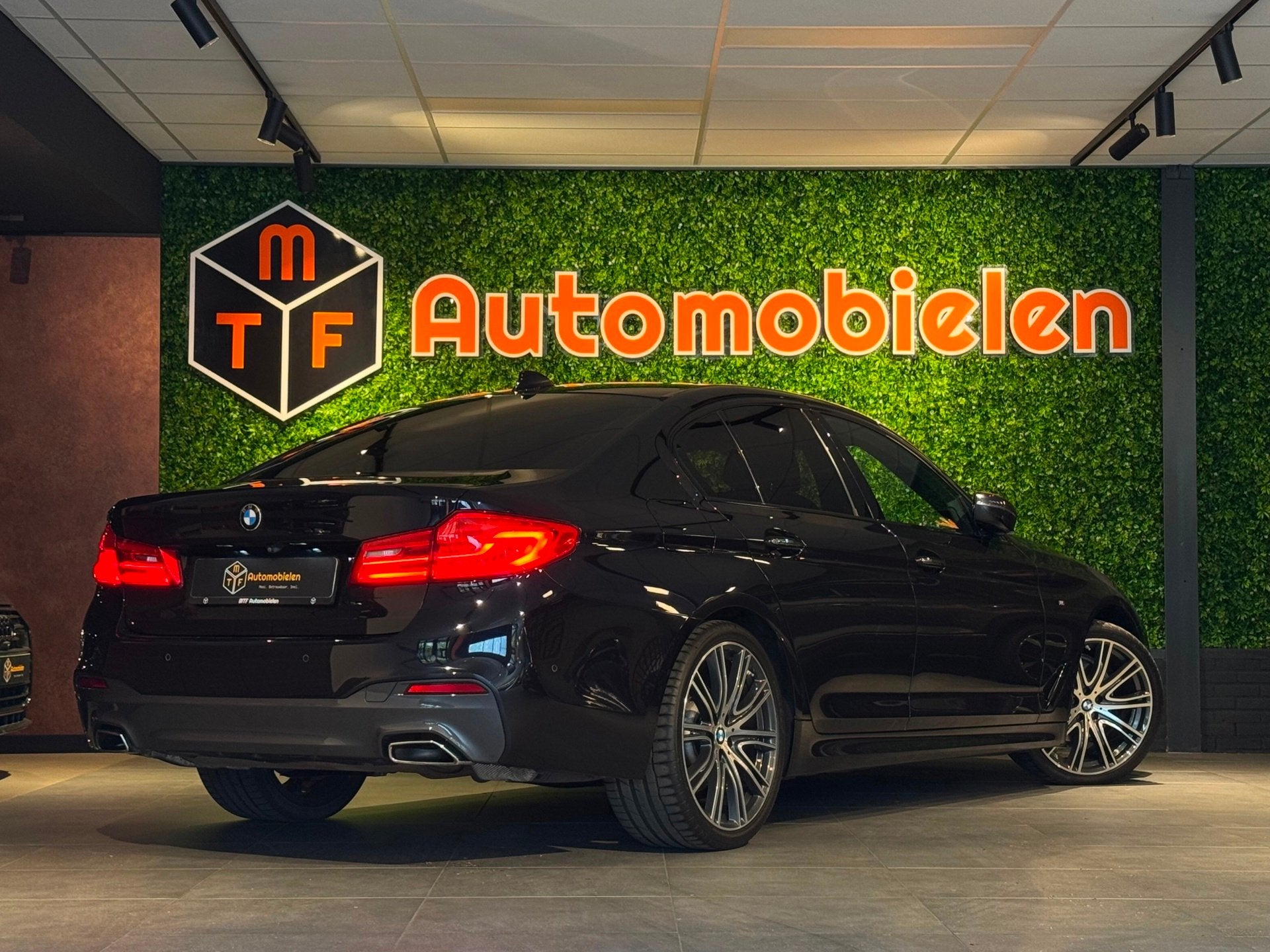 BMW 5-serie 520i High Executive M SPORT |INDIVIDUAL|MEMORY|H, Automaat, 1998 cc, Achterwielaandrijving, 4 cilinders