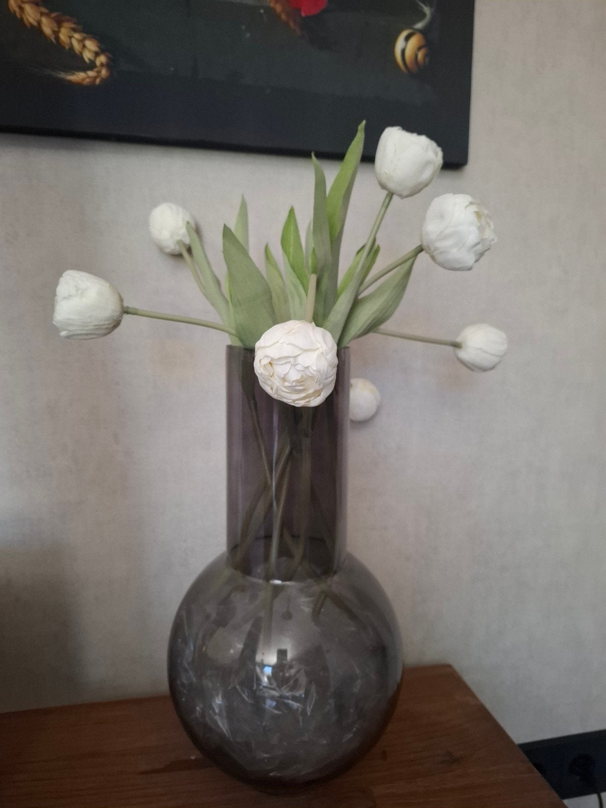 Zwarte glazen vaas met creme witte kunst tulpen, Huis en Inrichting, Woonaccessoires | Vazen, Transparant, Inclusief decoratie