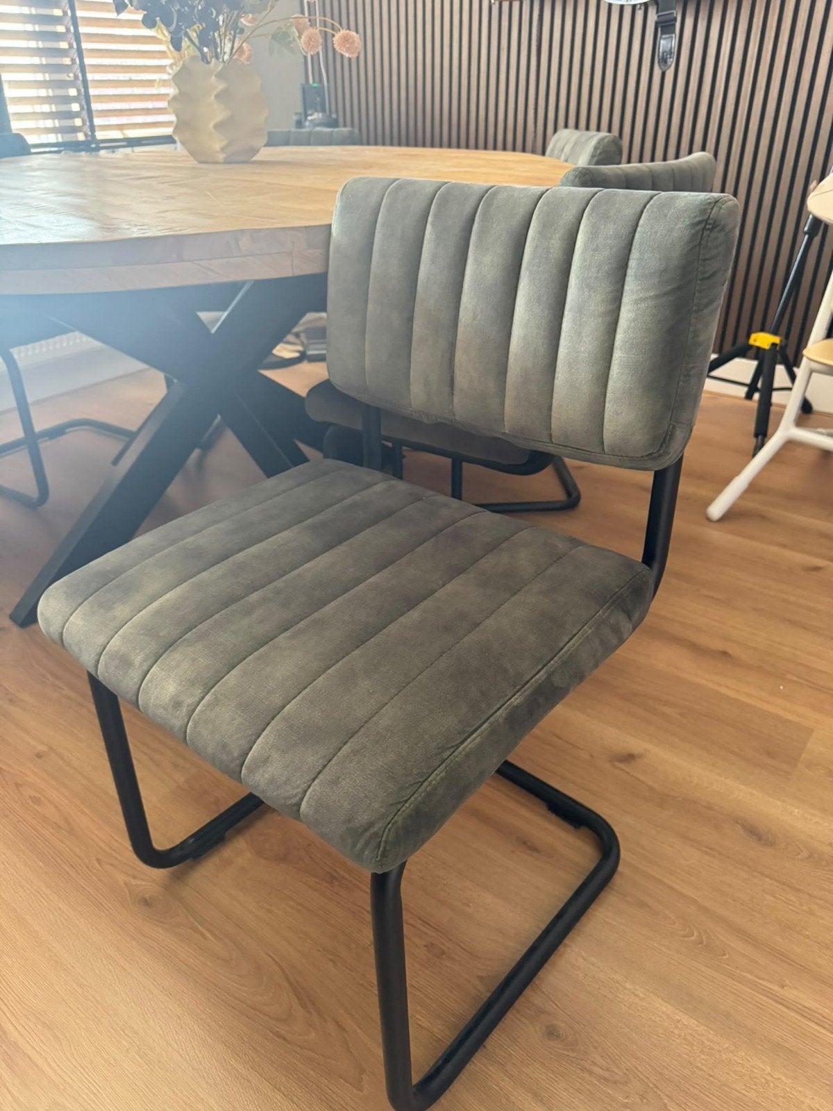 Foto 3 van Ronde Mango houten tafel (150cm) + 6 luxe Stoelen