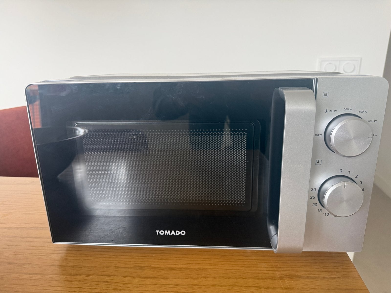 Tomado Magnetron TM82001S/01 - Zo goed als nieuw, Ophalen, Minder dan 45 cm, Draaiplateau, Vrijstaand
