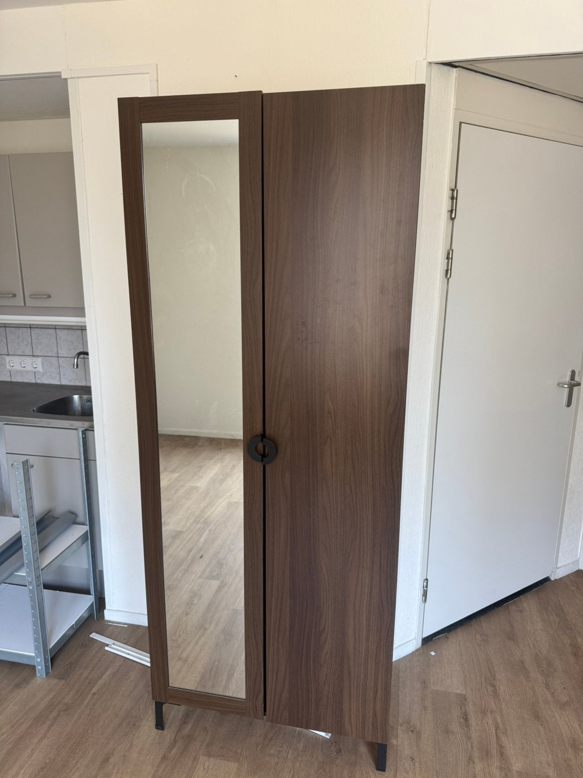 Nette kledingkast met hang- en leggedeelte en een spiegel, Ophalen, 100 tot 150 cm, Zo goed als nieuw, 150 tot 200 cm