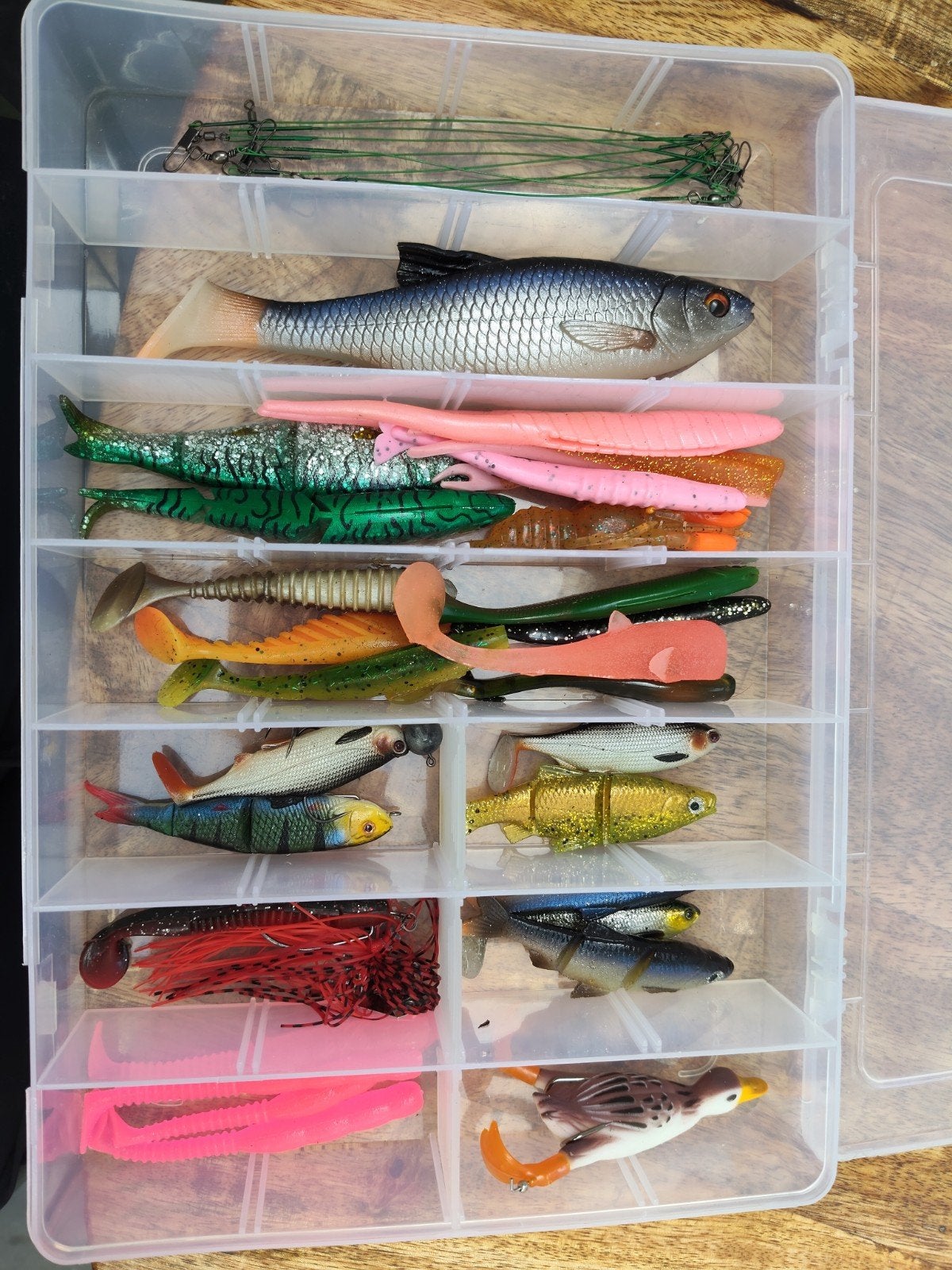 Grote set shads, kunstaas en stalen onderlijnen in opbergbak, Ophalen of Verzenden