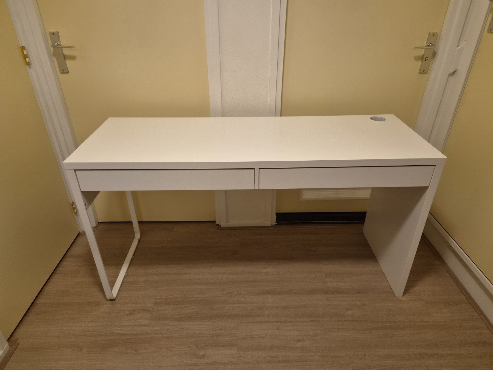 IKEA Micke bureau 140x50 cm met lades en snoergat, Ophalen, Spaanplaat of MDF, Kabelgoot, 50 cm