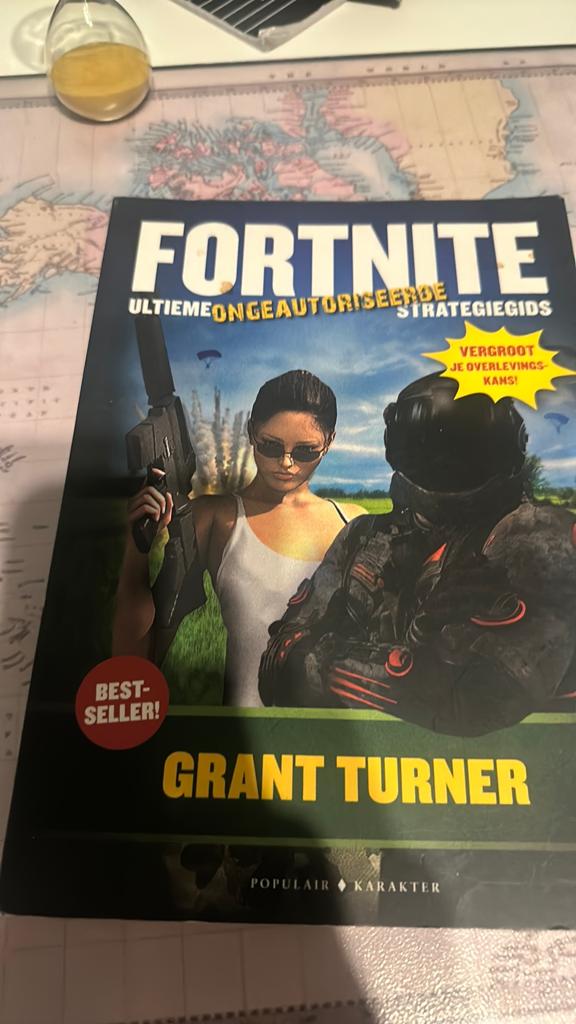 Fortnite boek, Ophalen of Verzenden, Zo goed als nieuw