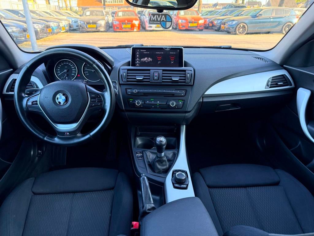 BMW 1-serie 116i Sport|Nieuwe Ketting + Klepseals|Carplay|BB, Auto's, BMW, 1-Serie, Euro 5, Gebruikt, Zwart