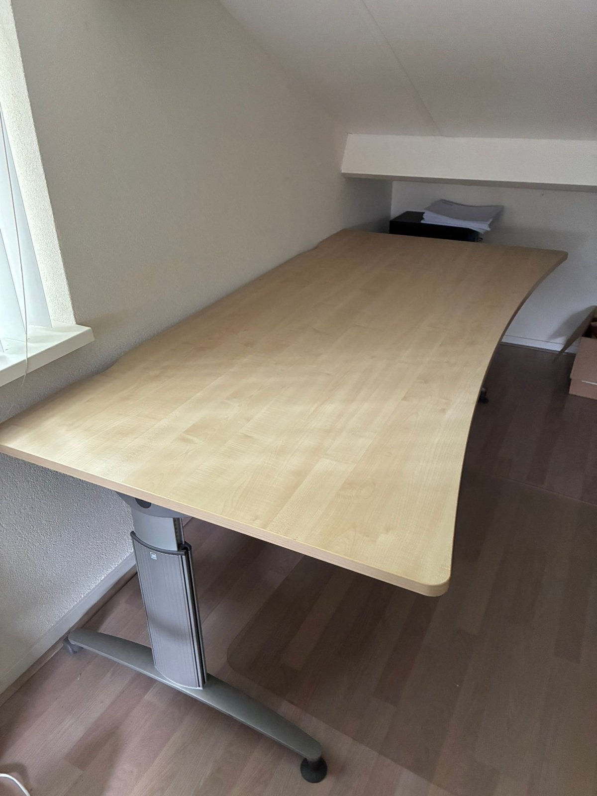 Bureau 2x1 m. Verstelbare hoogte, ahorn, Ophalen, Zo goed als nieuw