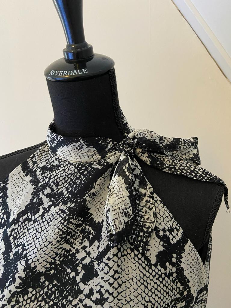 Haltertop met slangenprint en strikdetail, Zwart, Ophalen of Verzenden, Zo goed als nieuw, Zonder mouw
