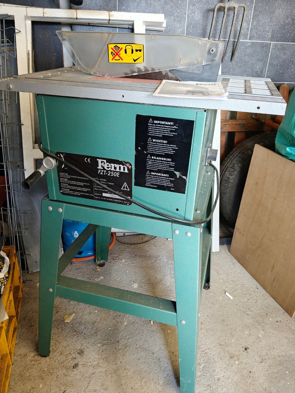 Ferm FZT-250E Tafelzaag met hulpstukken en zijkanten, Ophalen, Gebruikt, Cirkelzaag, 600 tot 1200 watt