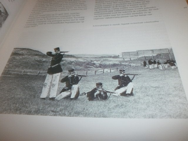 157 jaar militair garnizoen assen met veel oude fotos, Boeken, Ophalen of Verzenden, Tweede Wereldoorlog, Nieuw, Overige onderwerpen