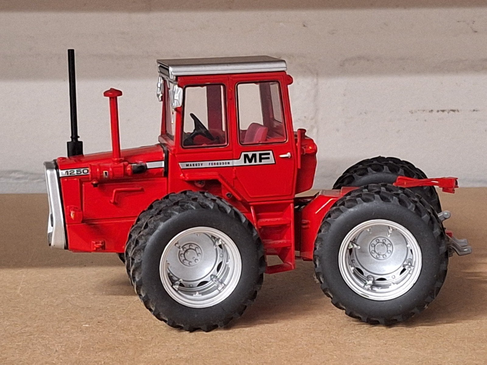 Massey Ferguson 1250, Hobby en Vrije tijd, Tractor of Landbouw, Ophalen of Verzenden, Zo goed als nieuw, UH