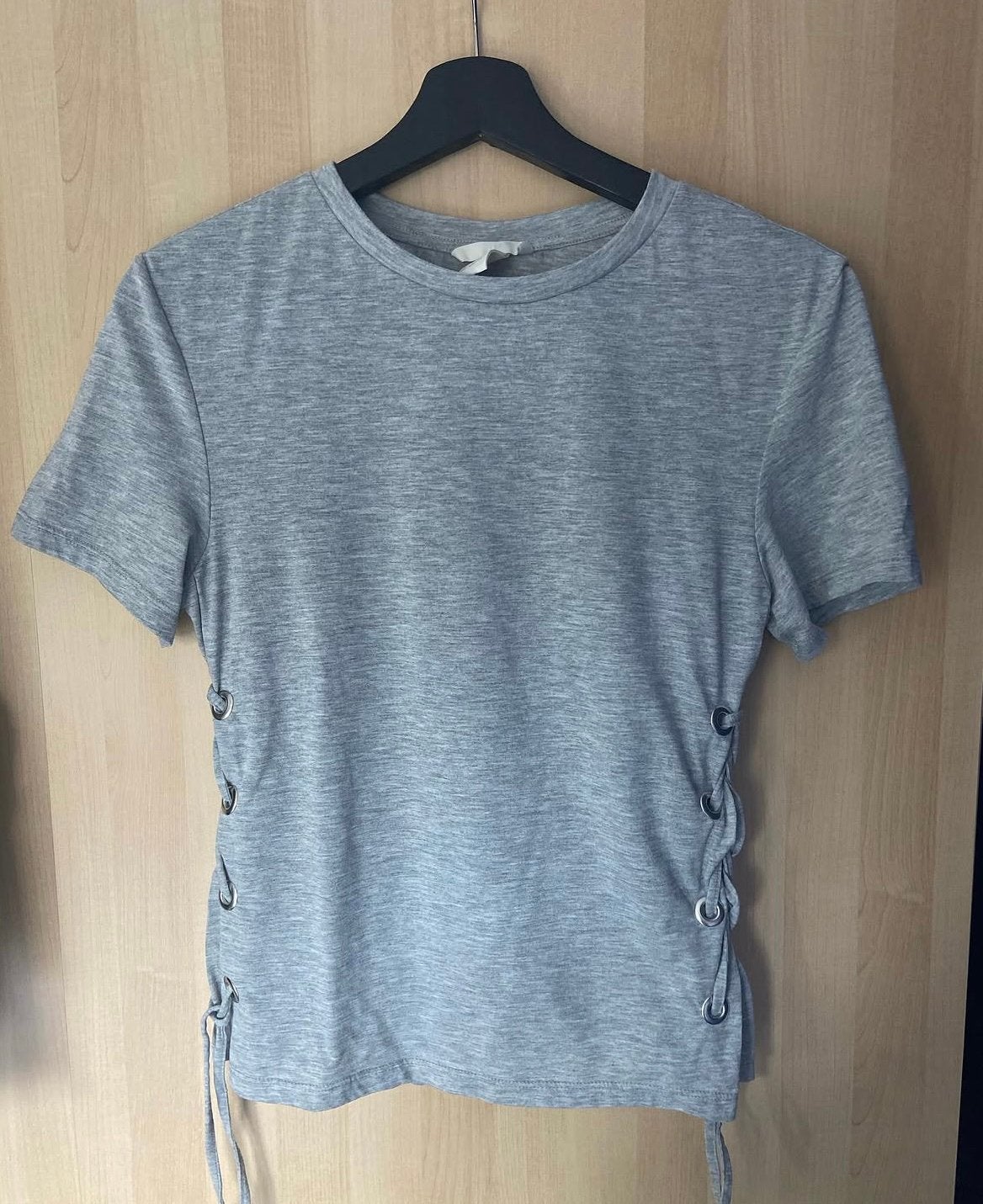 Grijs T-shirt met veters H&M maat XS, Kleding | Dames, T-shirts, Ophalen of Verzenden, Zo goed als nieuw, Korte mouw, Maat 34 (XS) of kleiner