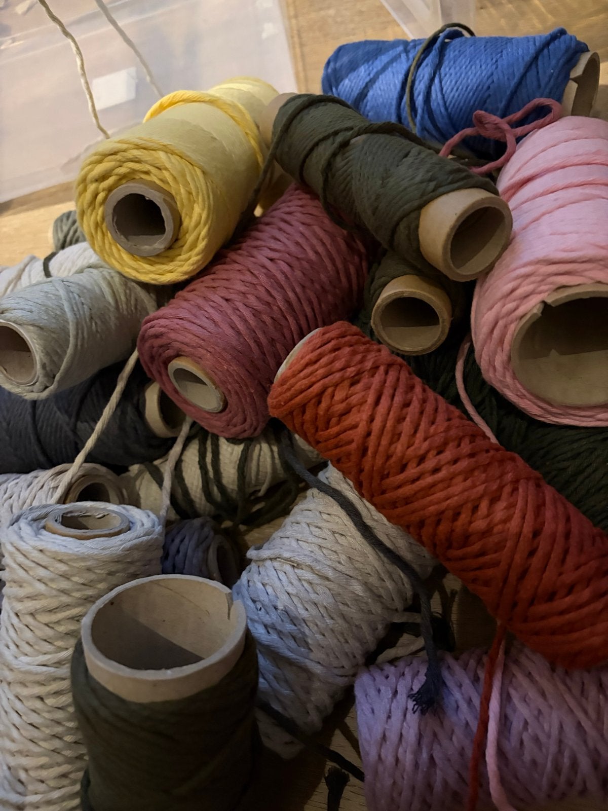 Foto 2 van Macrame garen diverse kleuren en rollen