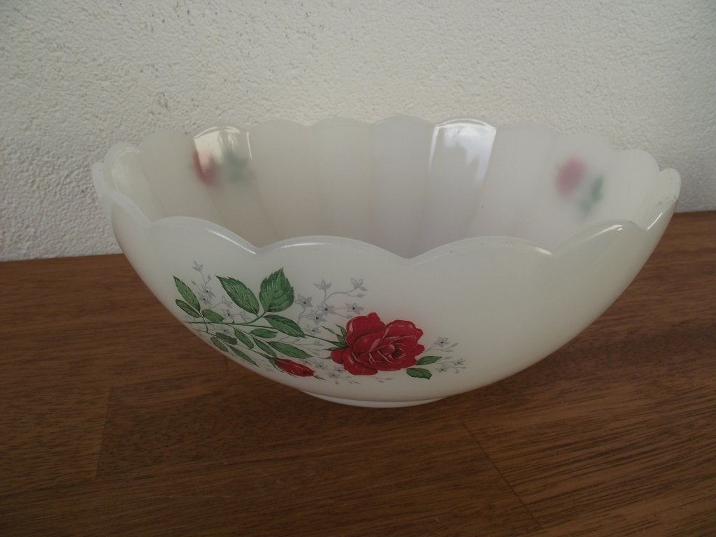 Acropal Red roses melkglas schaal schulp rand 20 cm France, Ophalen of Verzenden