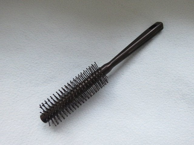 1 EURO OF GRATIS Ronde haarborstel met plastic pinnetjes, Ophalen, Zo goed als nieuw, Kam of Borstel