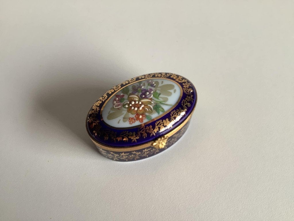 Limoges Rehaussé pillendoosje, Antiek en Kunst, Ophalen of Verzenden