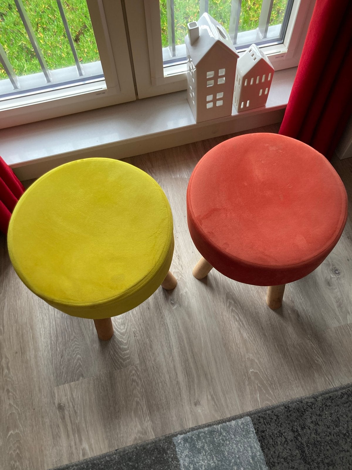 Set van 2 vrolijke krukjes, geel en oranje, Ophalen, Zo goed als nieuw, Hout