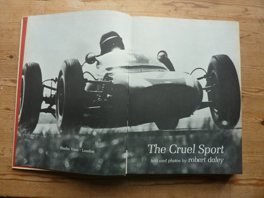 The Cruel Sport - Formule 1 fotoboek 1963, Boeken, Gelezen, Algemeen, Ophalen of Verzenden, Robert Daley