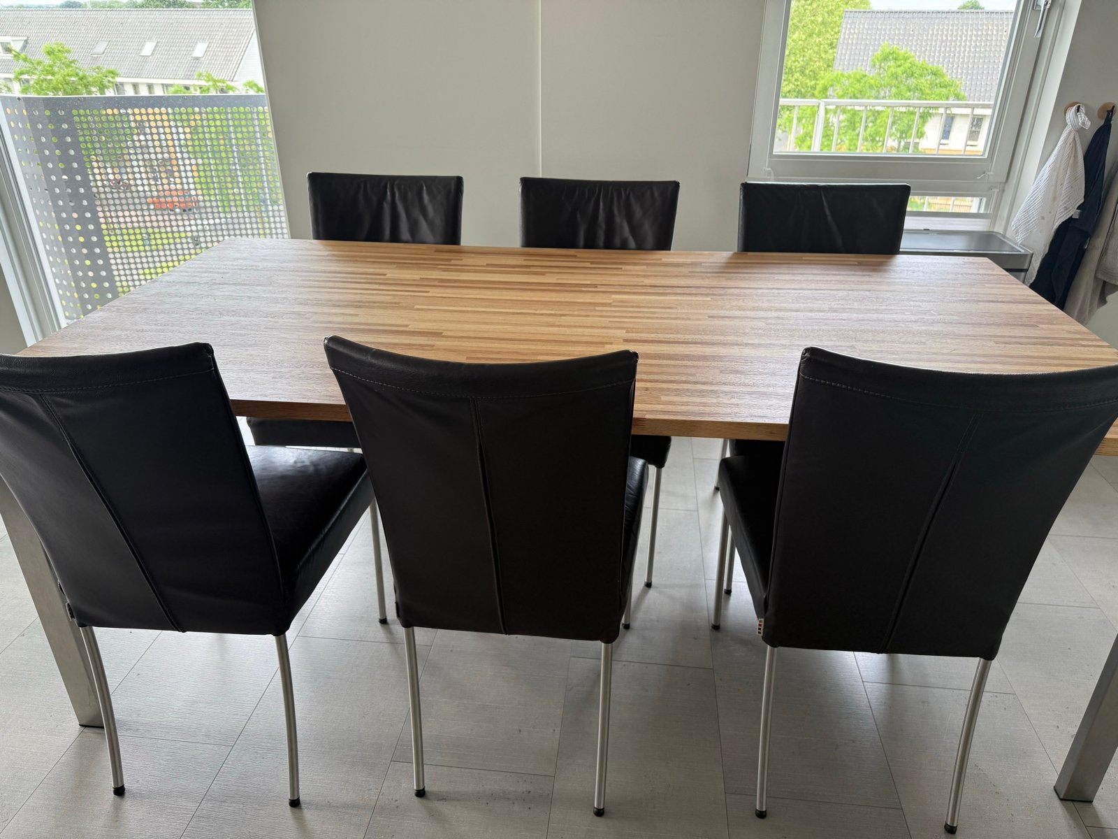 Grote eettafel met houten blad en metalen poten, Ophalen, Gebruikt, 100 tot 150 cm, 200 cm of meer