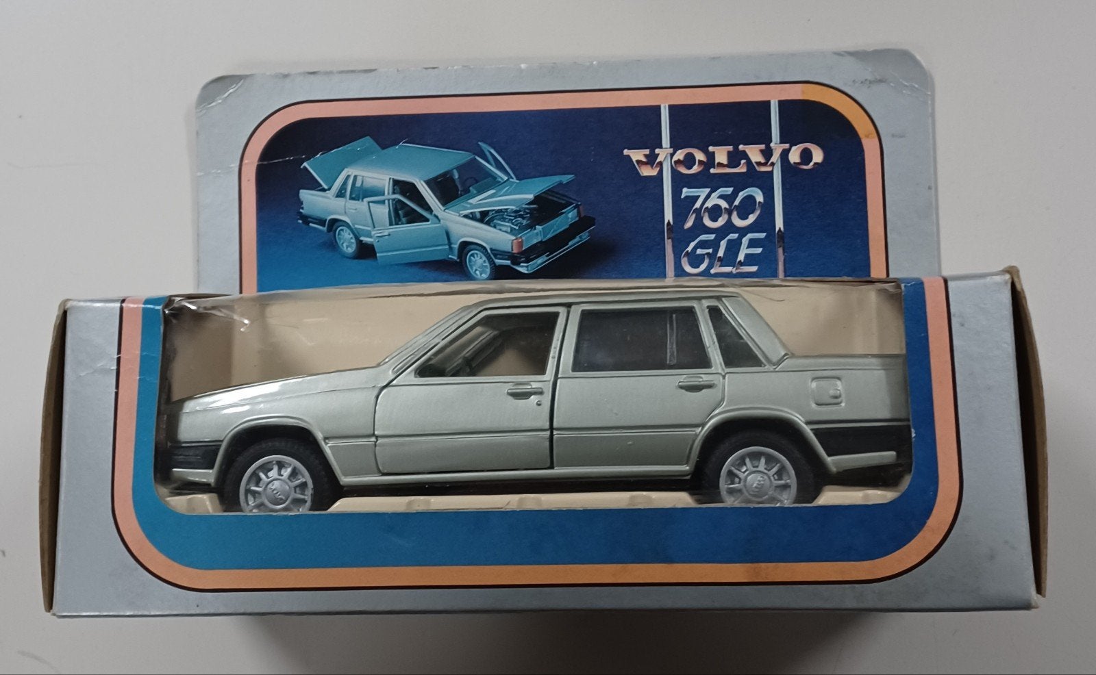 Zware metalen Volvo 760GLE uit verzameling, nieuw in de doos, Ophalen of Verzenden, Nieuw, Auto, Overige merken