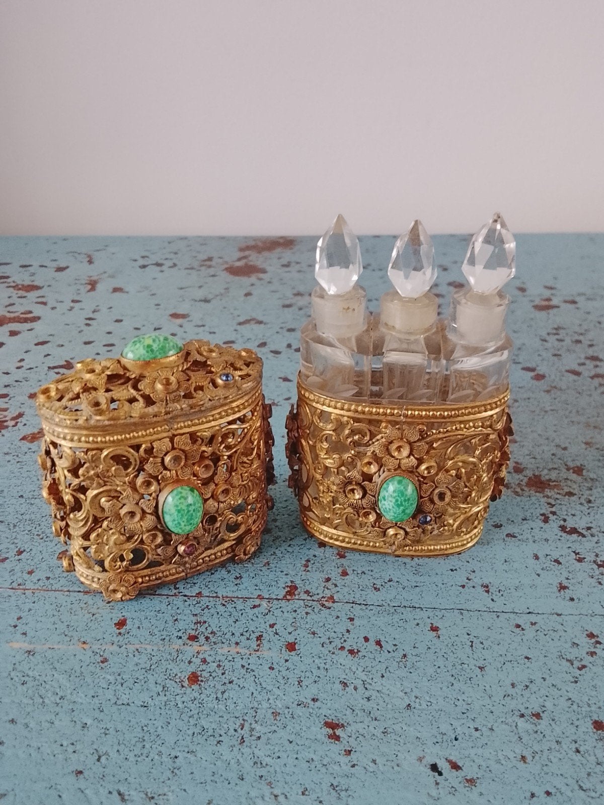 Antieke Oosterse Parfumflesjes Set met Sierlijke Houder, Antiek en Kunst, Ophalen of Verzenden