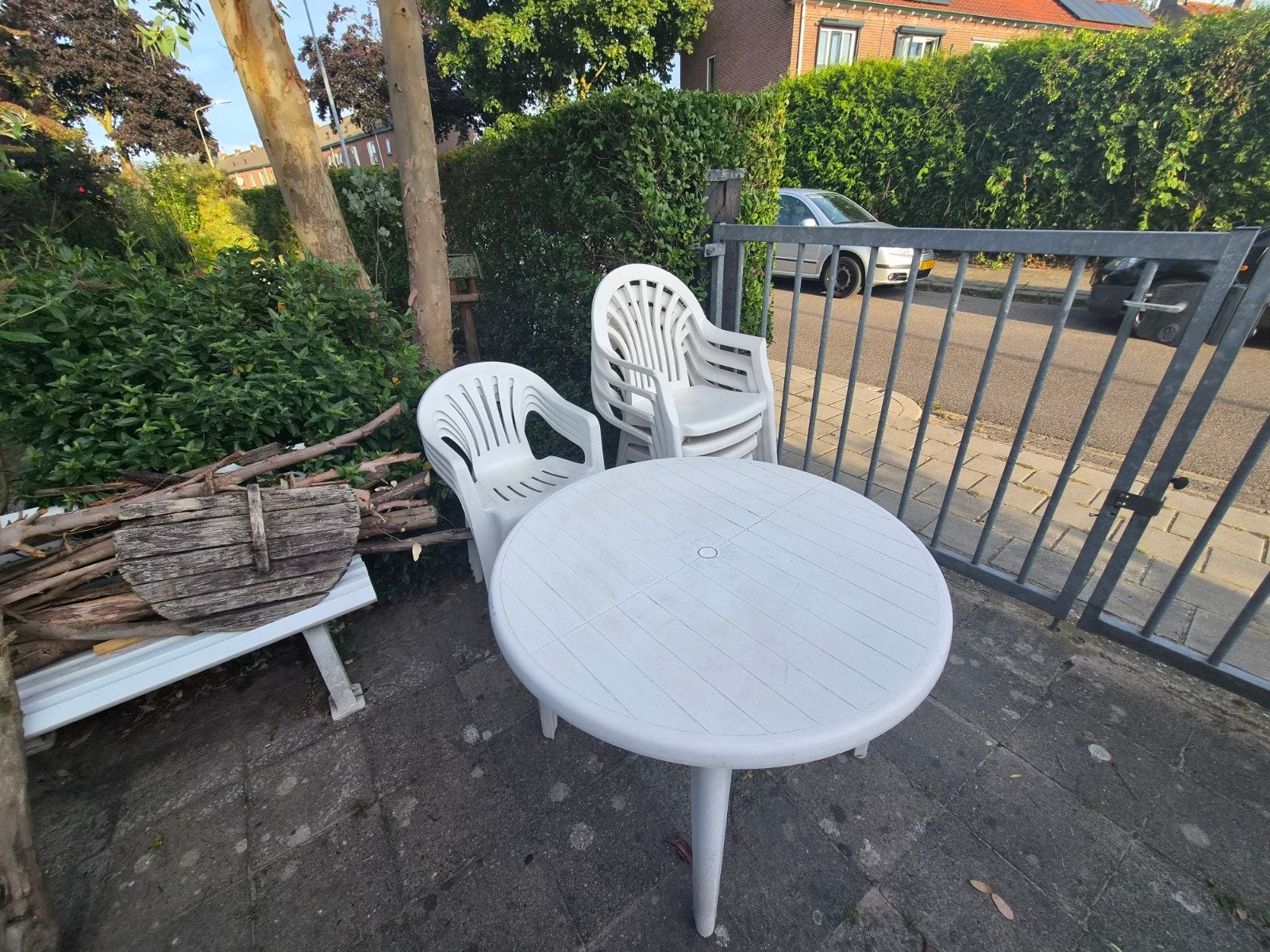 Ronde kunststof tuintafel met 4 tot 8 stoelen + kussens, Ophalen, Kunststof, Gebruikt, 6 zitplaatsen