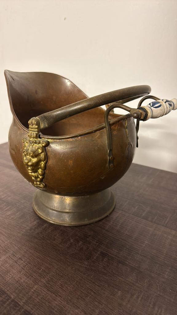 Antieke koperen helmkit, leeuwenkop en Delftsblauw handvat, Antiek en Kunst, Antiek | Koper en Brons, Ophalen of Verzenden, Koper