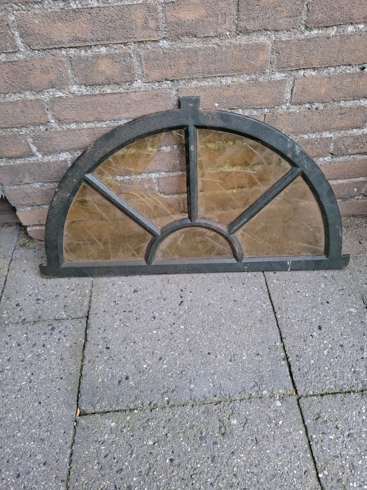 Zwaar halfrond raam met glas in lood, 1 ruitje stuk, Gevelraam of Ruit, Gebruikt, Minder dan 80 cm, Ophalen of Verzenden