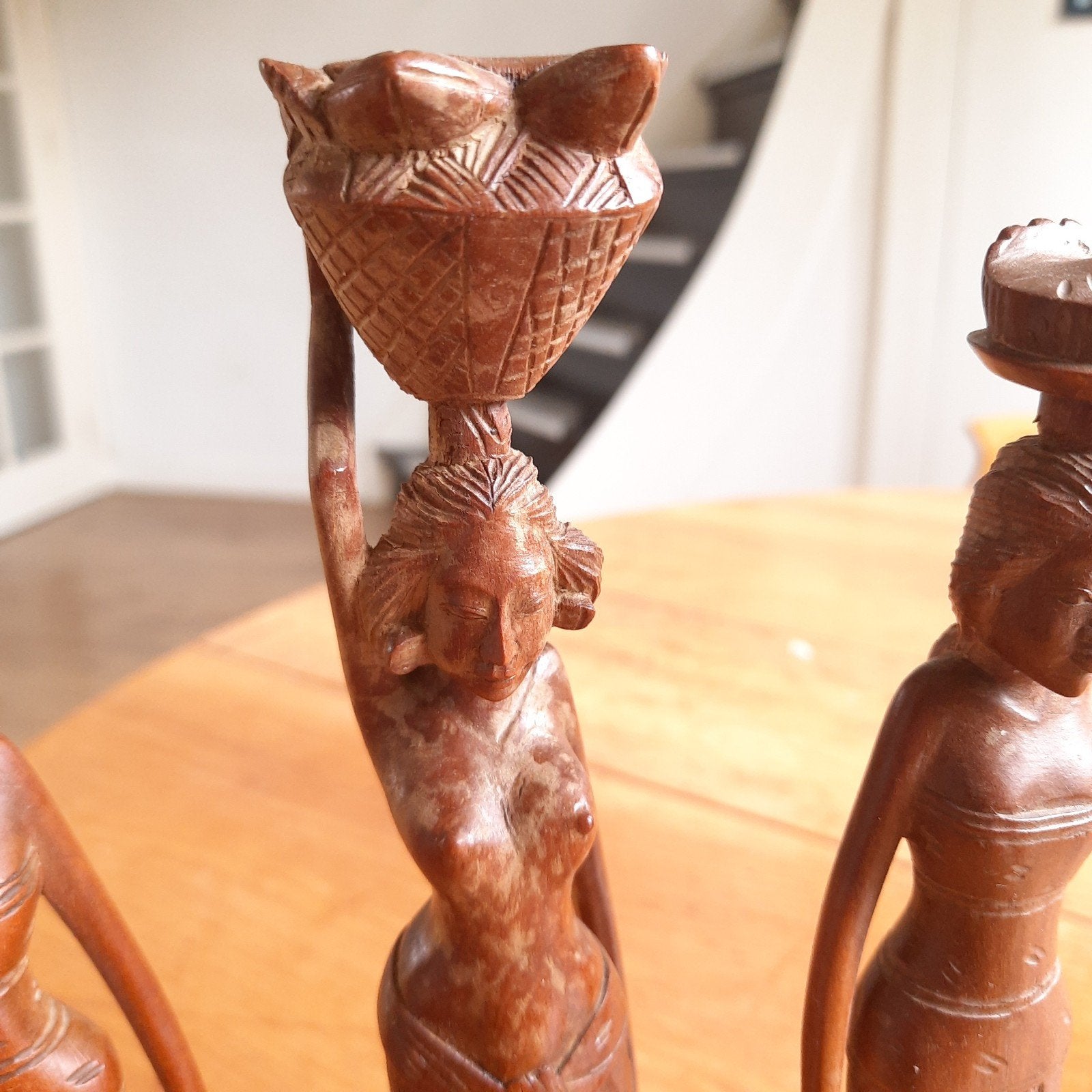Bali Indonesië Drie Ranke Houten Beelden Balinese Draagsters, Antiek en Kunst, Verzenden