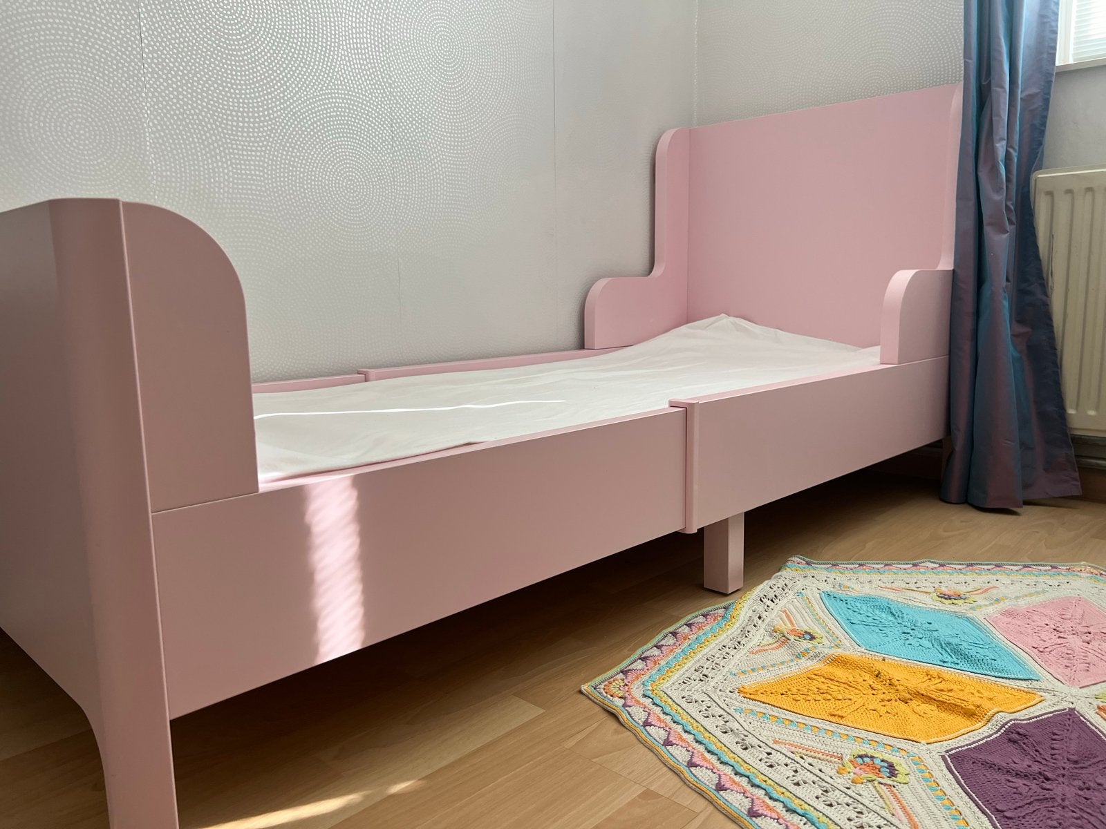 Roze kinderbed met lattenbodem en matras, Gebruikt, 70 tot 85 cm, Ophalen of Verzenden, Lattenbodem