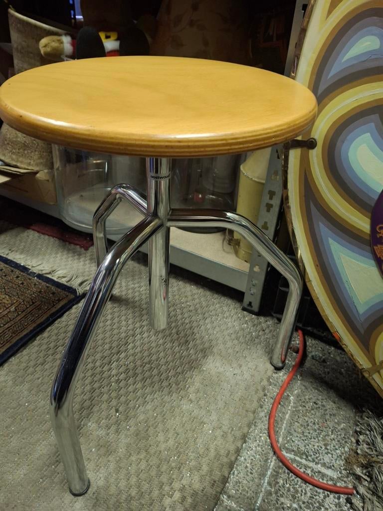 Vintage Oostwoud opdraaibare kruk - driepoot, Huis en Inrichting, Krukjes, Gebruikt, Onbekend, In hoogte verstelbaar, Ophalen of Verzenden