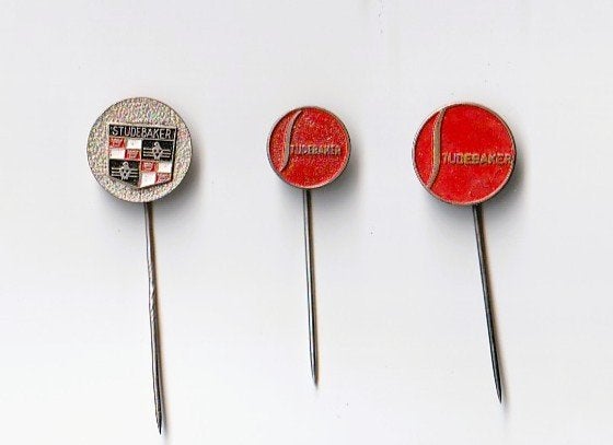 3 volmetaal spelden Studebaker u.s.a. auto's, Ophalen of Verzenden, Gebruikt, Overige onderwerpen, Speldje of Pin