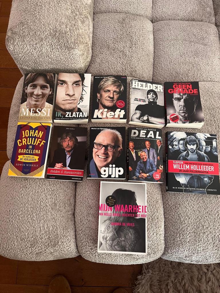 11 Voetbal en Misdaad (o.a. Messi, Cruijff, Holleed, Verzamelen, Ophalen of Verzenden, Zo goed als nieuw, Boek, Tijdschrift of Artikel