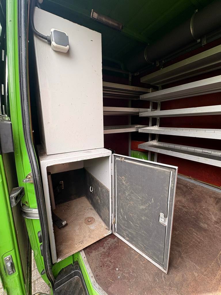 Bedrijfswageninrichting met rekken en kasten, Ophalen