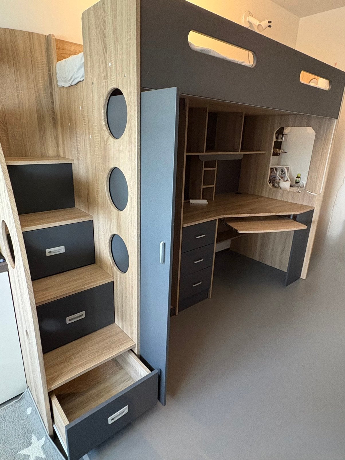 Mooie praktische hoogslaper met luxe trap, kast en bureau, Ophalen, Zo goed als nieuw, Hoogslaper
